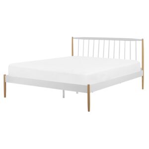 Łóżko białe metalowe z drewnianymi nogami 160 x 200 cm dwuosobowe ze stelażem i zagłówkiem styl retro skandynawski