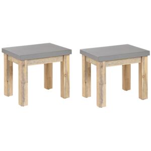Zestaw 2 stołków ogrodowych szary betonowe siedzisko jasne drewniane nóżki akacjowe nowoczesny taboret podnóżek Beliani