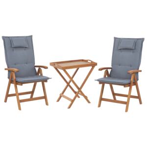 Zestaw mebli balkonowych jasne drewno lite akacjowe składane stolik z tacą składane 2 krzesła niebieskie poduszki Beliani