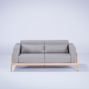 Szara dwuosobowa sofa z konstrukcja z litego drewna dębowego Gazzda Fawn