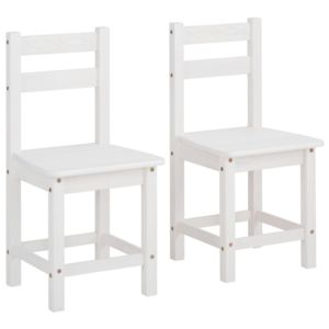 Ponadczasowe, sosnowe krzesła w kolorze białym