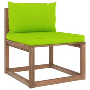 Ogrodowa sofa środkowa z palet, z jasnozielonymi poduszkami