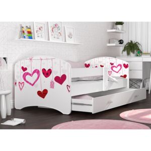 Białe łóżko dla dziewczynki z serduszkami, szuflada i materac w zestawie