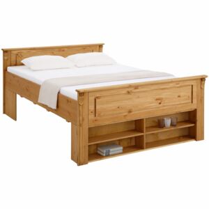 Zdobione, drewniane łóżko z urokliwymi półkami