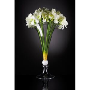 Duży szklany wazon z kwiatami idealny do salonu