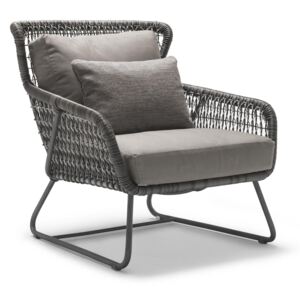 Nietuzinkowe krzesło na taras wykonane z wytrzymałego aluminium i plecionki firmy Kenneth Cobonpue