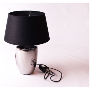 Srebrna lampa z czarnym abażurem
