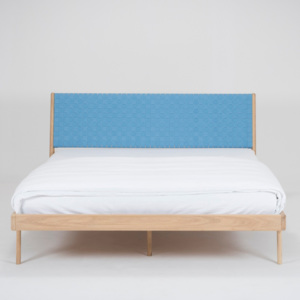 Łóżko z litego drewna dębowego z niebieskim zagłówkiem Gazzda Fawn, 140x200 cm
