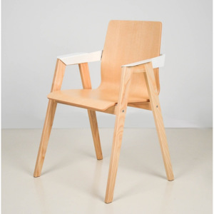 Krzesło z podłokietnikami na drewnianych nogach B