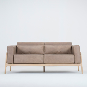 Jasnobrązowa sofa 2-osobowa z konstrukcją z litego drewna dębowego Gazzda Fawn
