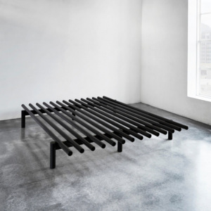 Czarna rama łóżka z drewna sosnowego Karup Pace, 140x200 cm