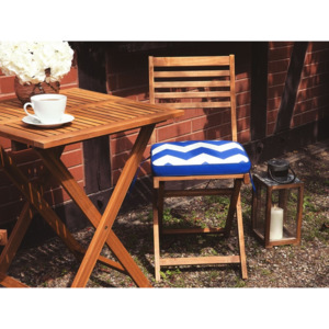 Stół z krzesłami do ogrodu z niebiesko-białymi poduszkami w zygzaki FIJI