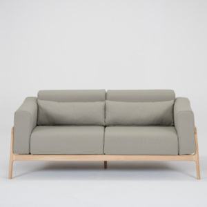 Jasnoszara sofa 2-osobowa z konstrukcją z litego drewna dębowego Gazzda Fawn