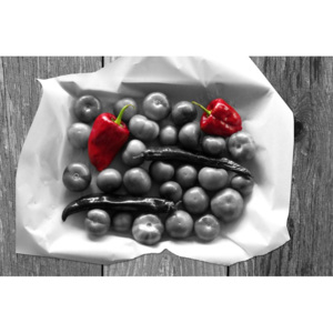 Fototapeta czerwona papryka na tle czarnobiałych warzyw FP 882