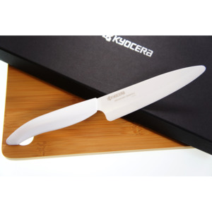 Nóż do plastrowania 13cm ceramiczny + deska bambusowa Kyocera biały naturalny