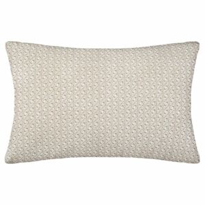 Poduszka dekoracyjna do sypialni lub pokoju dziennego beżowa ozdoba tekstylna z wzorem – 50 x 30 cm