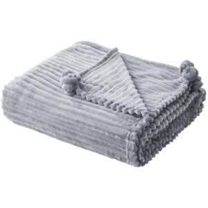 Koc szary 150 x 200 cm poliester prążkowany z pomponami narzuta na sofę łóżko Beliani