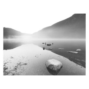 Fototapeta - Jezioro w górach (czarno-białe zdjęcie)