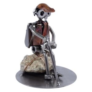 Metalowa figurka Turysta przy kamieniu. Prezent dla turysty i miłośnika gór