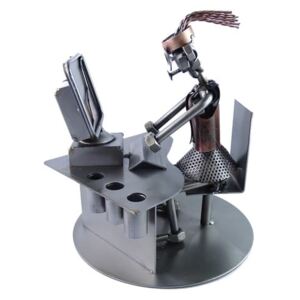 Praktyczna metalowa figurka kobieta przy komputerze