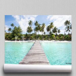 Fototapeta rajska plaża z turkusową wodą, drewnianym molo i tropikalnymi palmami, letnie