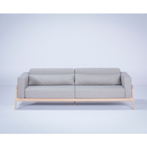 Szara trzyosobowa sofa z konstrukcja z litego drewna dębowego Gazzda Fawn Plus