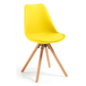 Żółte krzesło z drewnianymi nogami loomi.design