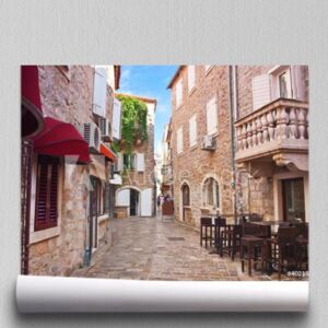 Fototapeta zobacz wąską uliczkę w starej dzielnicy Budvy, Czarnogóra