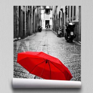 Fototapeta Czerwony parasol na brukowiec ulicie w starym miasteczku Wiatr i deszcz