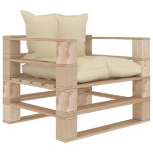 Ogrodowe siedzisko z palet, z kremowymi poduszkami, drewniane