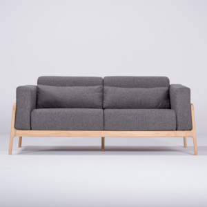 Ciemnoszara dwuosobowa sofa z konstrukcja z litego drewna dębowego Gazzda Fawn