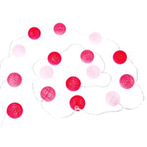 Girlanda LED złożona z szesnastu niewielkich kulek wykonanych z bawełnianej nici w kolorze różowym