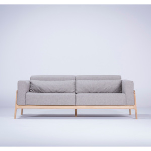 Szara trzyosobowa sofa z konstrukcja z litego drewna dębowego Gazzda Fawn